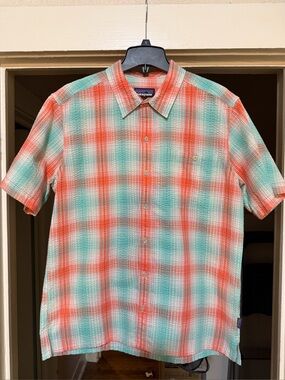 Patagonia Puckerware Men’s Short-Sleeve Plaid Button-Down Shirt in Coral & Aqua